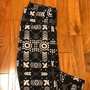 Black and white lularoe leggings